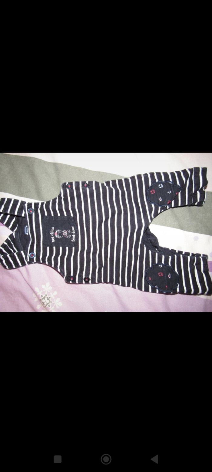 Combinaison terre de marin 6 mois j'offre le bodies rouge qui va avec