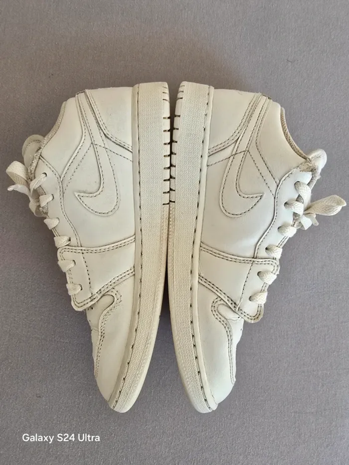 Nike Air Jordan 1 Low Blanche - Taille 36,5 - Très bon état - photo numéro 2