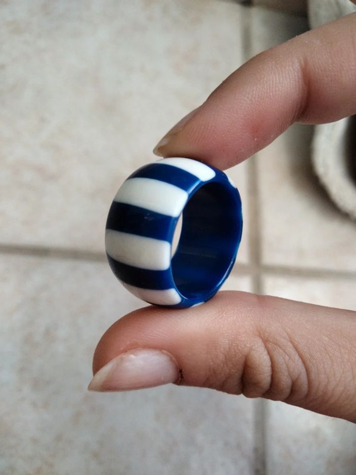 Bague bleu et blanche