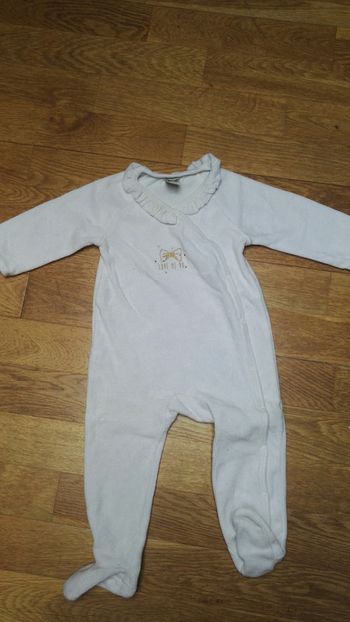 Pyjama blanc à froufrous