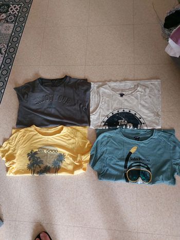 Lot de 4 hauts dont 2 manches courtes un manches longues et un débardeur très bon état