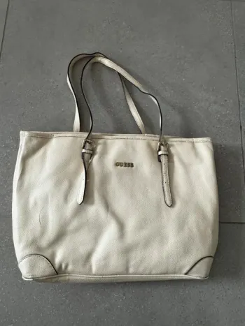 Sac fourre tout Guess, plusieurs marques d'usures, 36x29cm