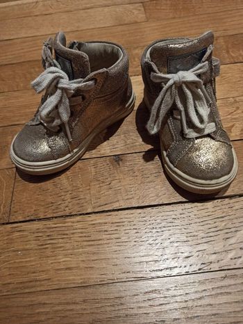 Chaussures dorées 22