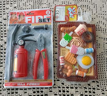 1 lot de dinette breakfast et 1 équipement de sauvetage