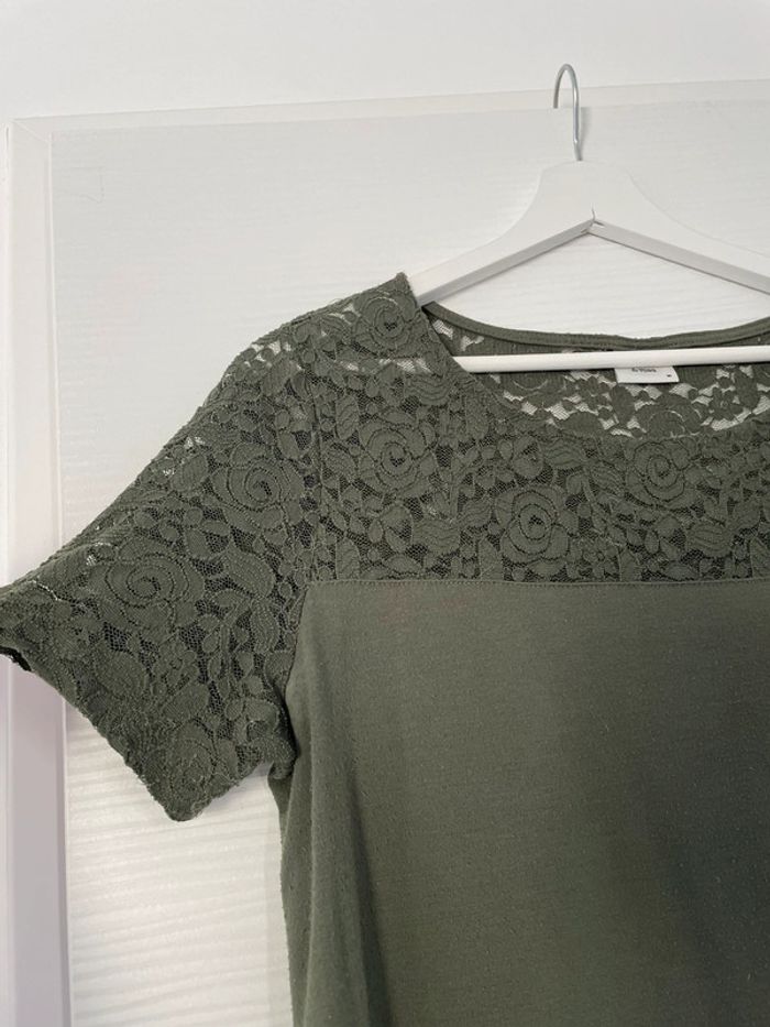 Haut t-shirt vert foncé kaki manches courtes col rond en dentelle - photo numéro 2