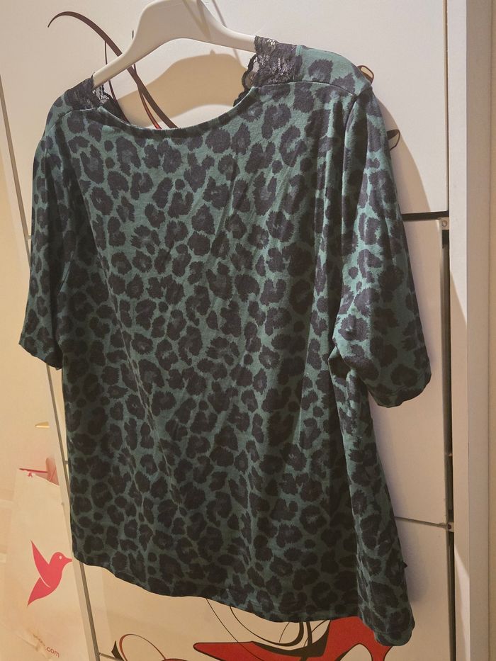 T-shirt vert imprimé leopard T.44/46 Bonprix - photo numéro 4