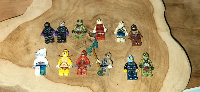 Lot 12 figurines chima