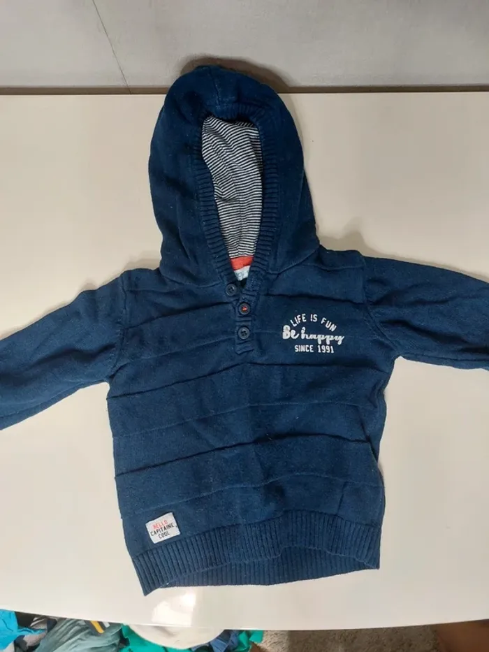 Pull bleu avec capuche baby"Gémo"
