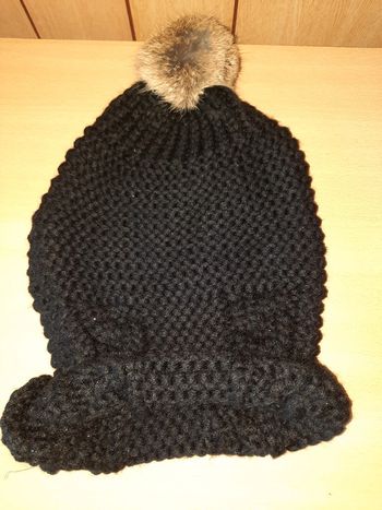 Bonnet noir avec pompon