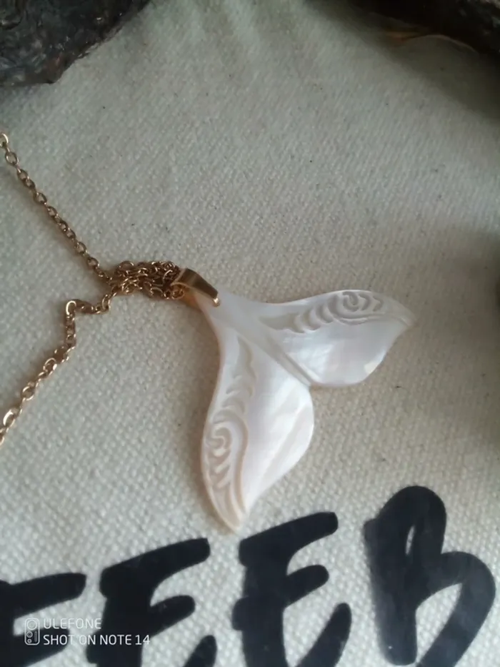 Collier queue de sirène / baleine en nacre naturelle blanche gravée à la main - photo numéro 2