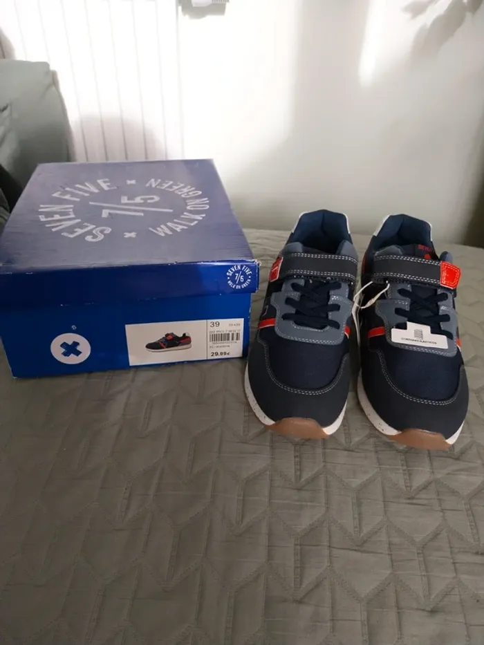 Chaussure/ basket bleu à scratch T39