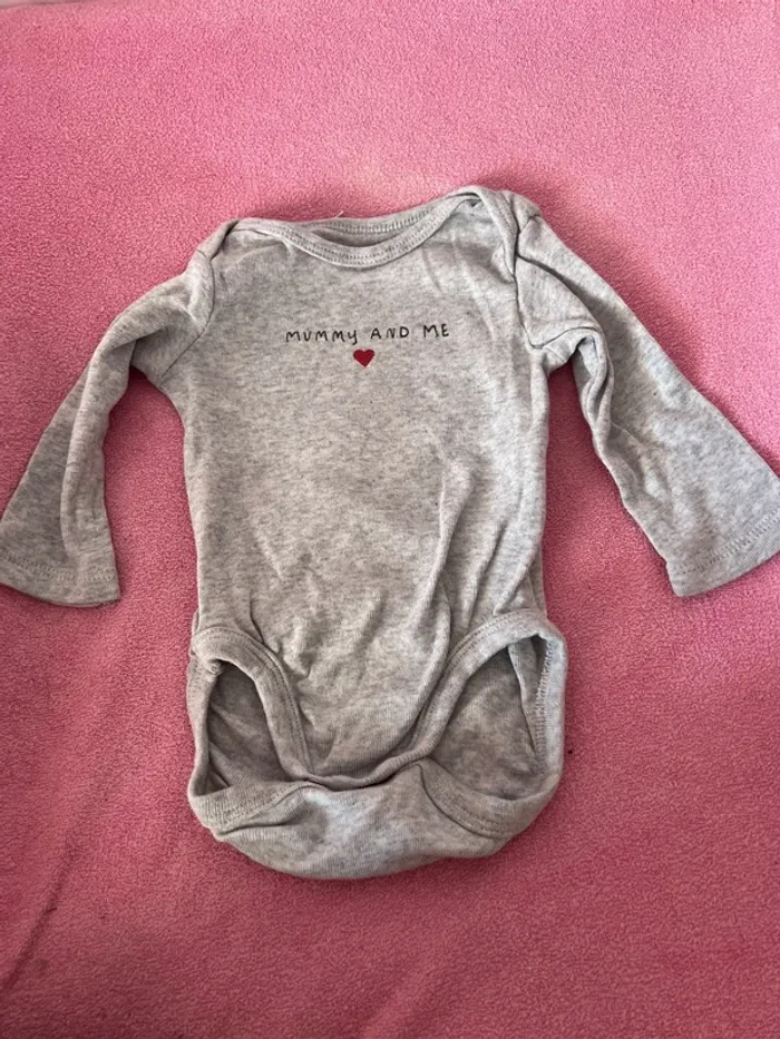 Lot de 9 bodys taille 1 mois - photo numéro 9