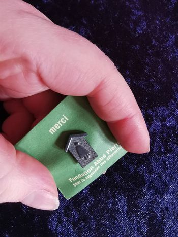 Pin's Ancien Insigne de Veste , Fondation de l'Abbé Pierre Rare