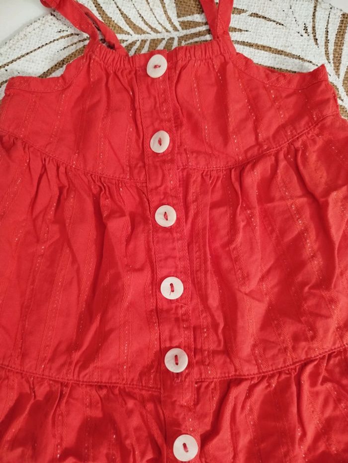 Robe rouge a bretelles boutons devant 3 mois - photo numéro 4