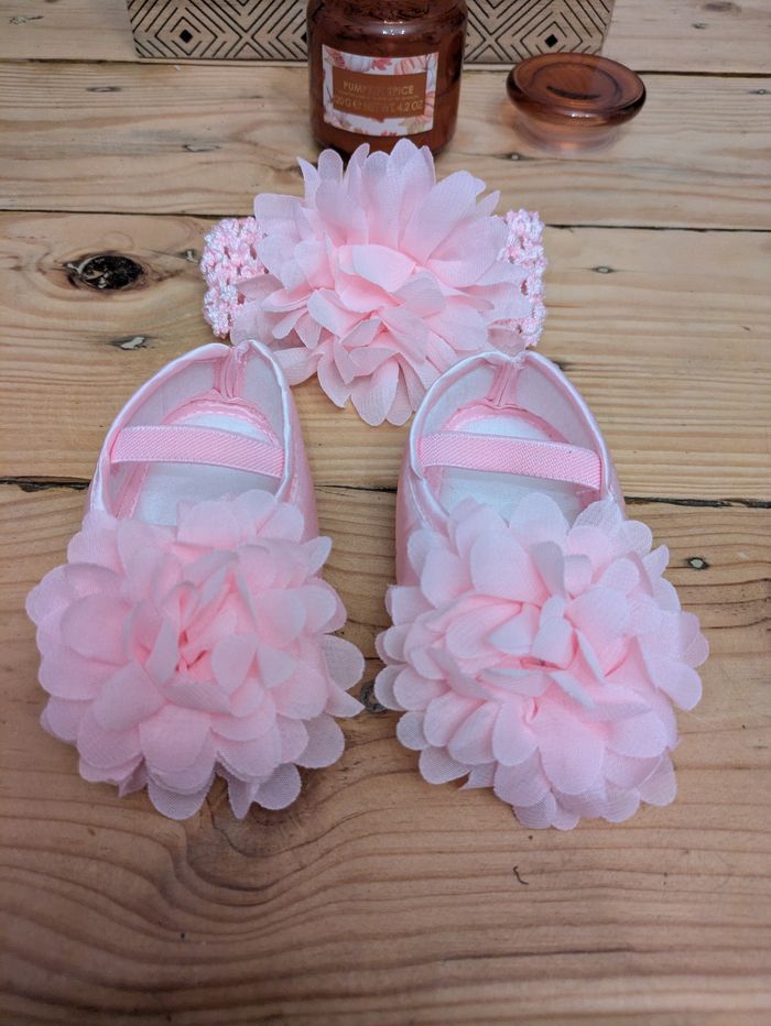 Chaussures souples et bandeau assorti