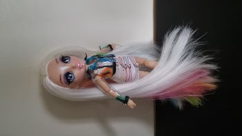 Rainbow High Salon de Beauté - Poupée Amaya Raine