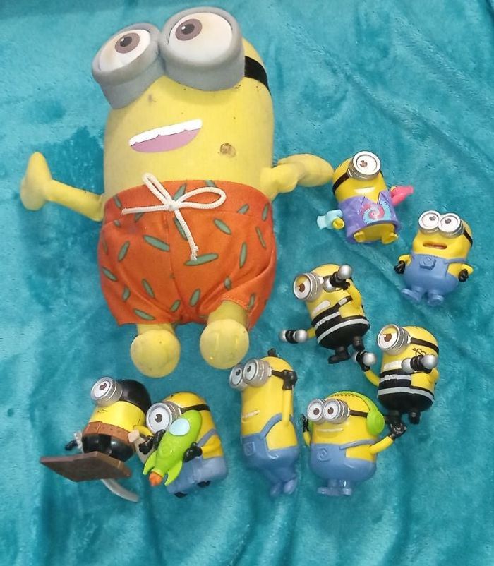 Lot minions 1 peluche moyenne+ 8 figurine certaines a friction