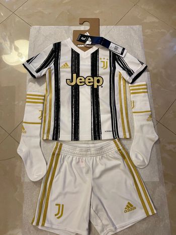 Tenue de foot Adidas, équipe Juventus taille 4/5 ans authentique neuf