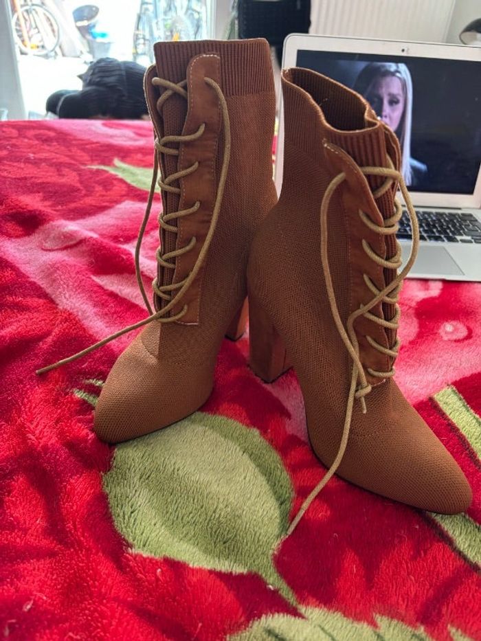 Paire bottines à lacets femme