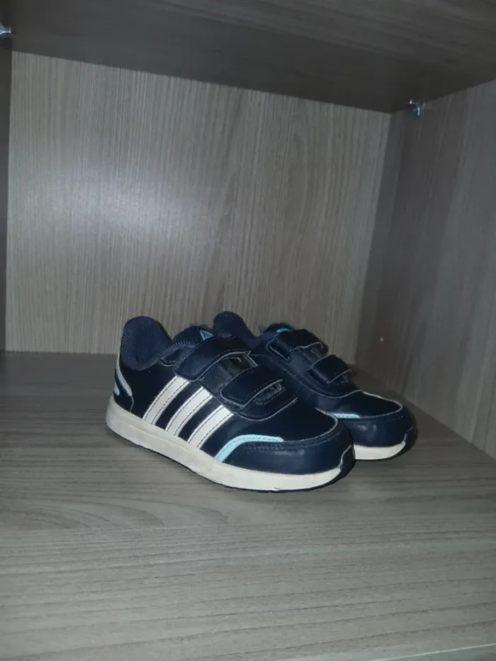 💙 Basket Adidas à scratch pointure 25.