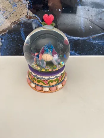 Snowglobe figurine disney traditions