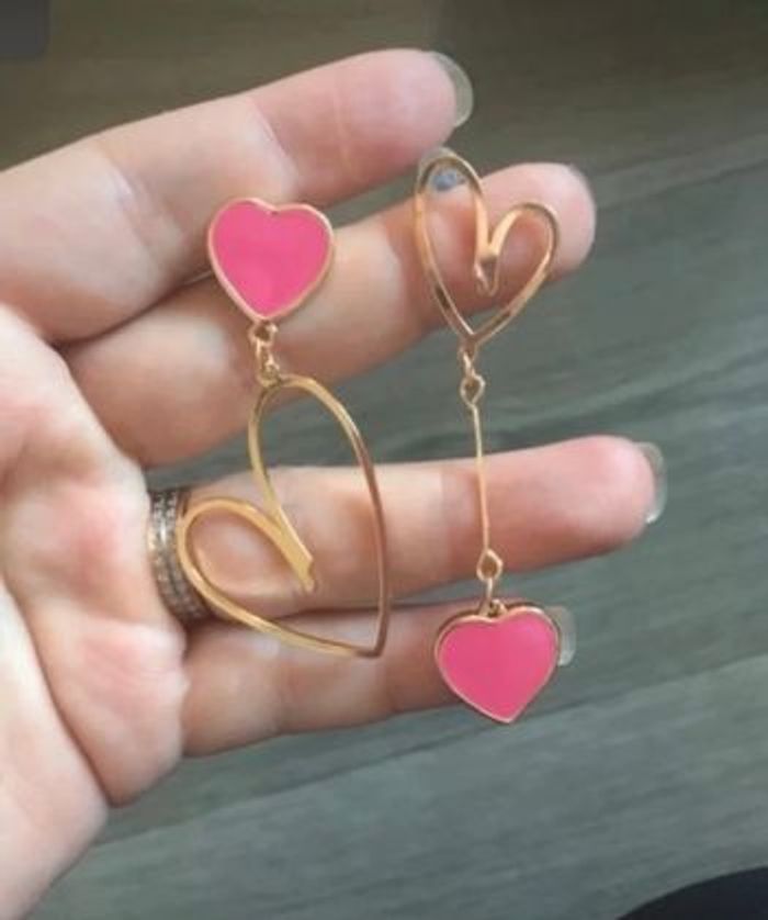 Boucles d’oreilles pendantes NEUVES pour femme en forme de cœur 💖 couleurs fuchsia et doré - photo numéro 5