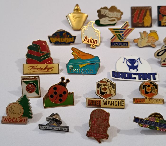 Lot de 27 pin's thème marque et magasin - photo numéro 2