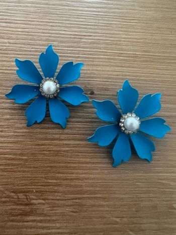 Boucles d’oreilles petite fleur bleue