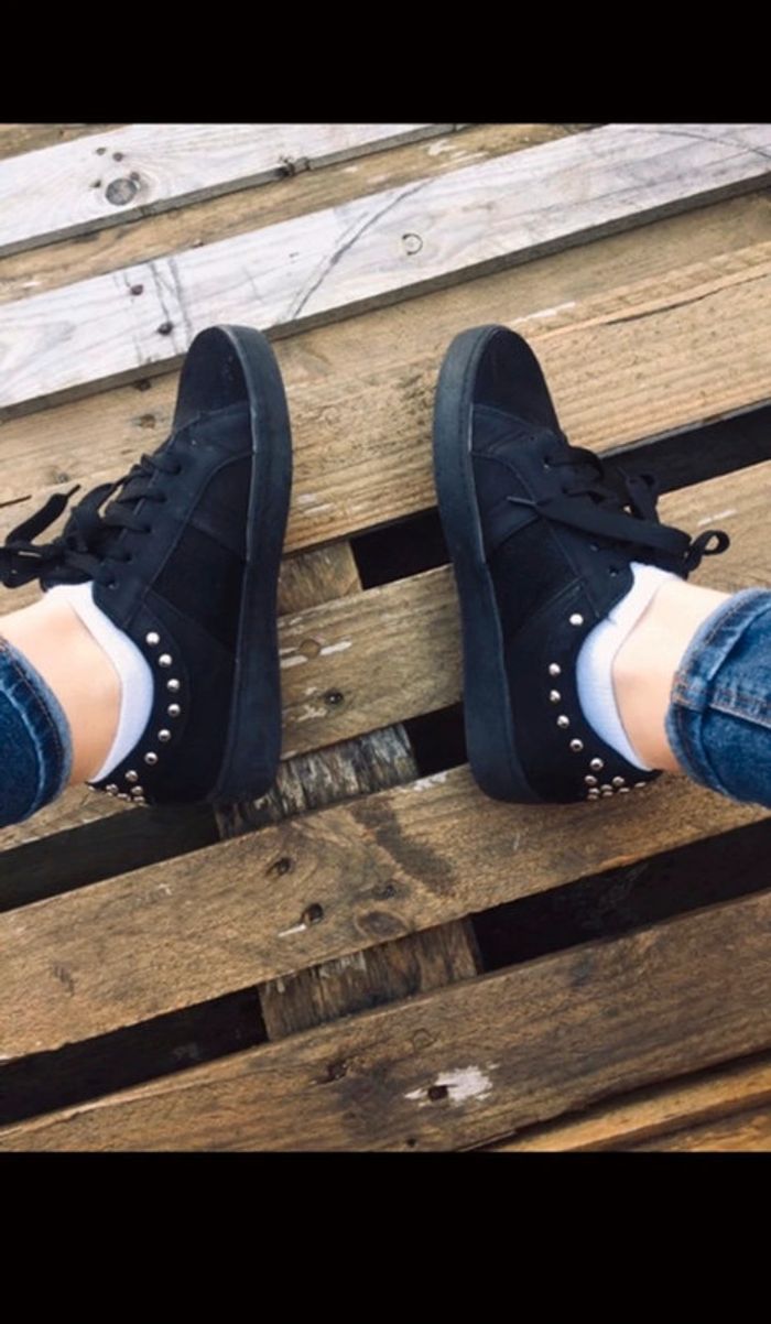 Jolies petites baskets noir et doré 👟 - photo numéro 2