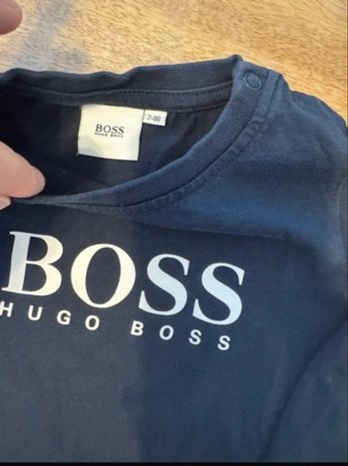 TEE shirt manches longues Hugo boss taille 2 ans excellent état - photo numéro 3