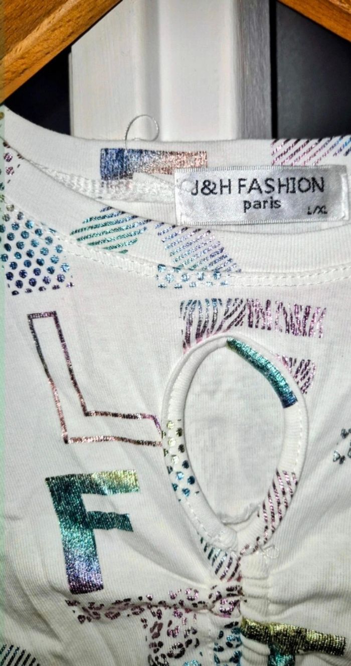 Tee-shirt blanc avec écritures multicolores - photo numéro 3