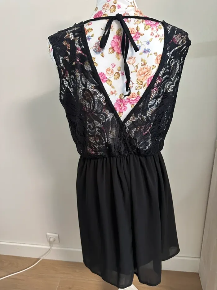 Robe noir avec dentelle et décolleté dans le dos - photo numéro 2