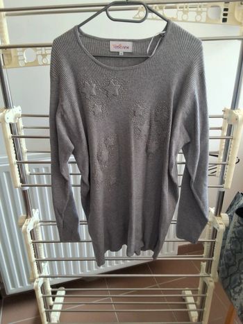 Pull gris avec motifs étoiles,strass, taille 4