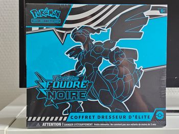 ETB Pokemon 10.5 Foudre Noire Scellée intact - Carton légèrement plié