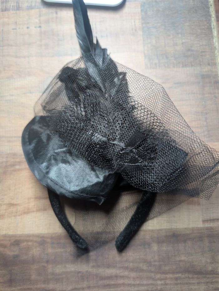 serre-tête mini chapeau avec voile en plumes noires