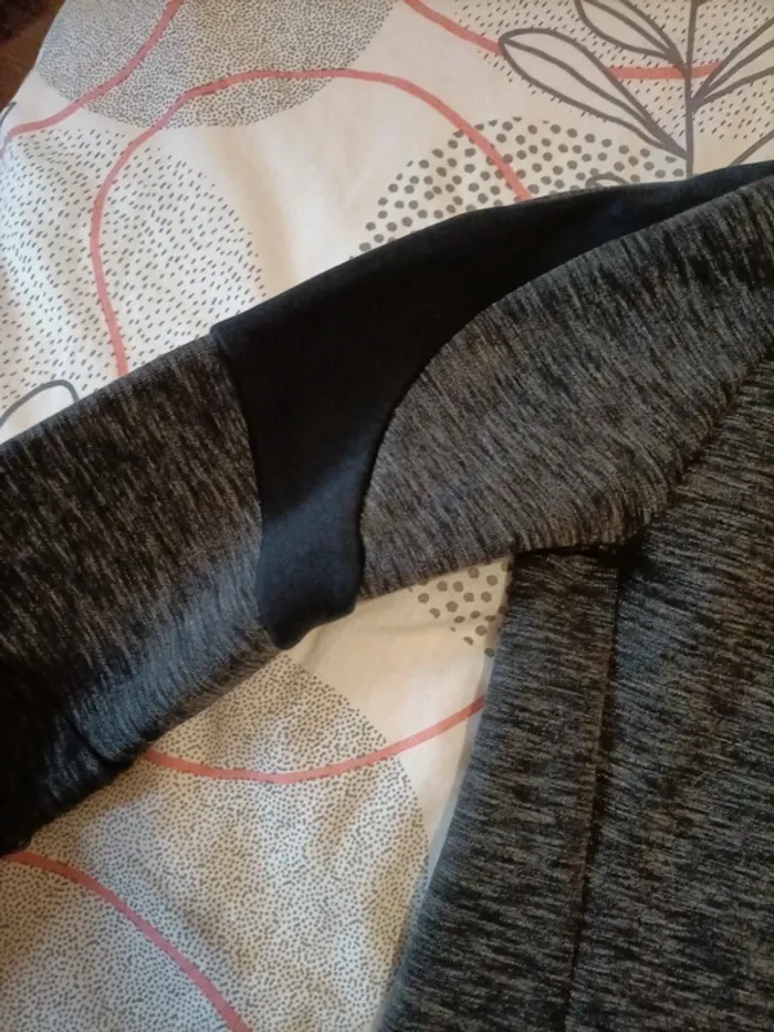 Joli sweat à capuche Puma 9/10 ans - photo numéro 3