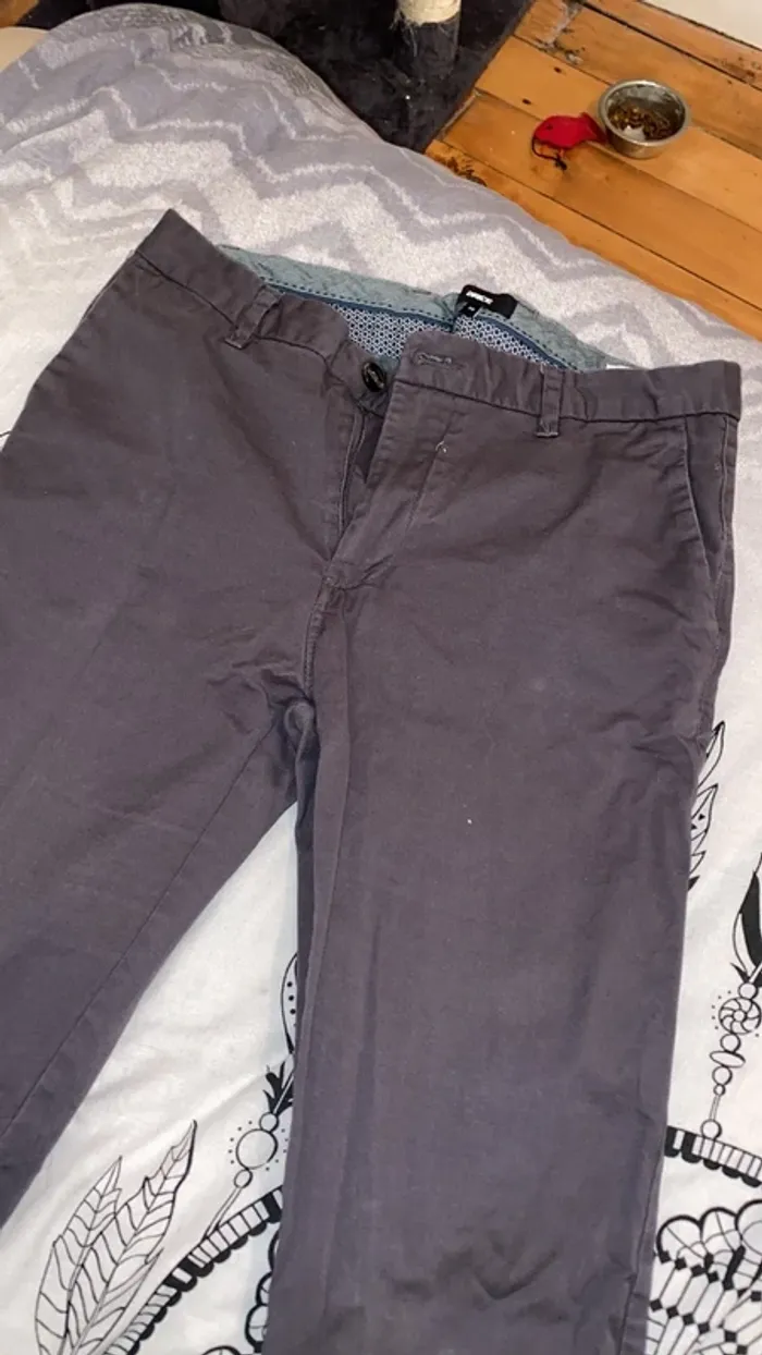 Chino gris foncé