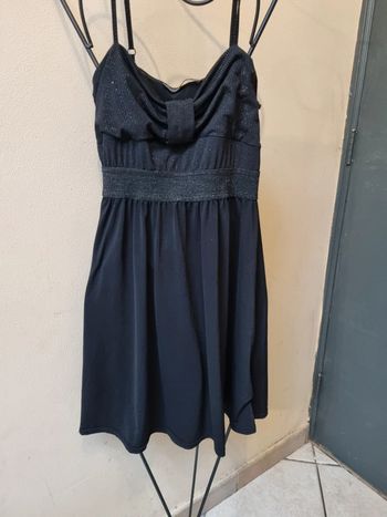Robe noir, paillettes sur le haut
