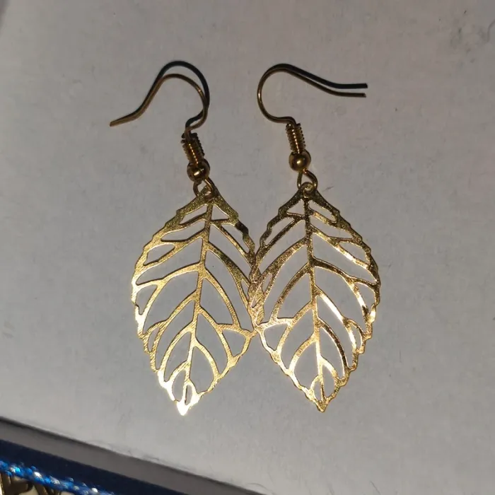 boucles d'oreilles fantaisie métal doré feuille