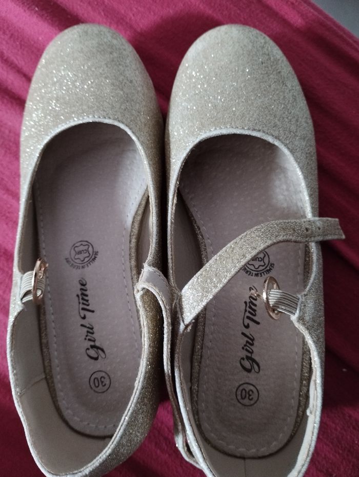 Chaussures à talon pailleté doré