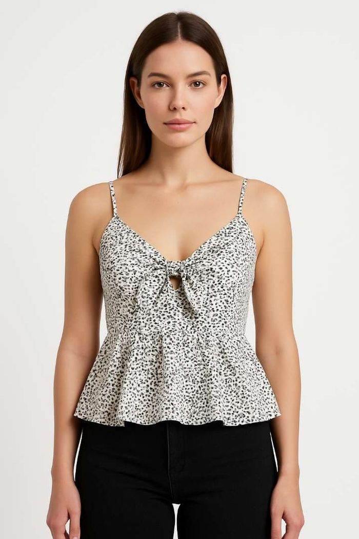 Top pelpum blanc à fines bretelles avec nœud – Taille M – Style féminin & léger – Très Bon État – Shein