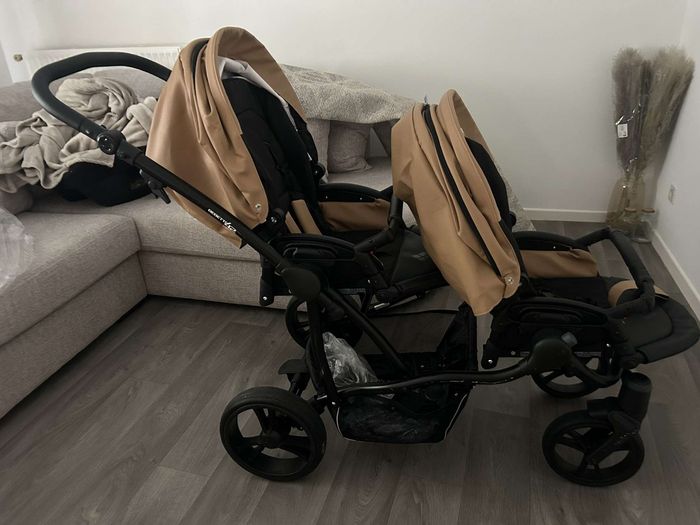 Poussette duo à vendre très peu utilisée encore les assises emballées