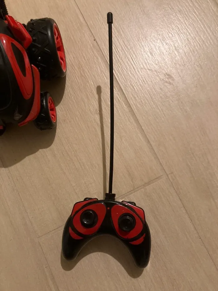 Voiture télécommandée 3 roues rouge et noir - photo numéro 4