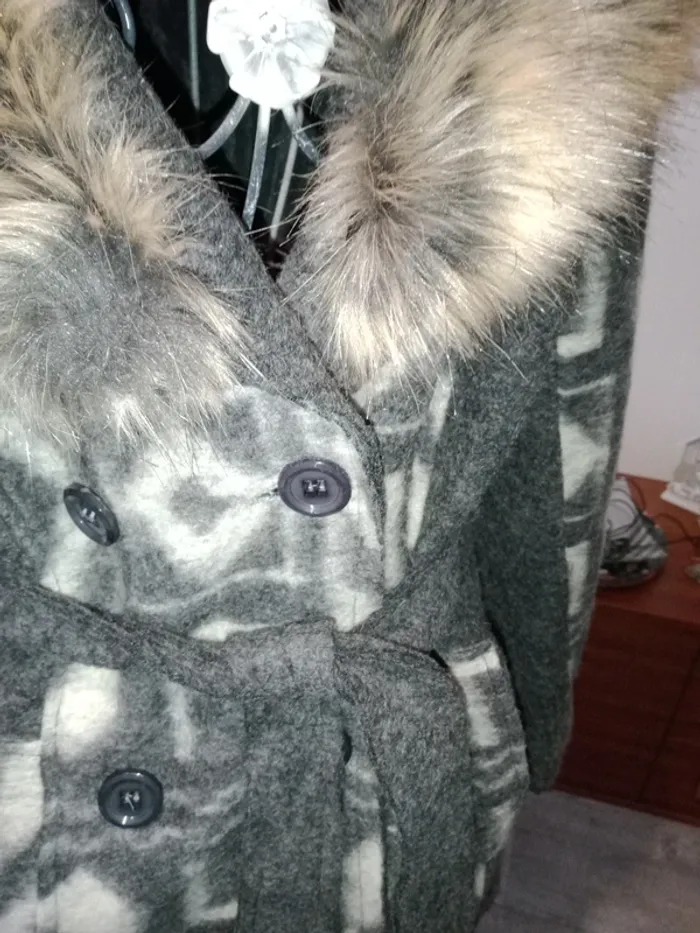 Manteau col en fausse fourrure - photo numéro 3
