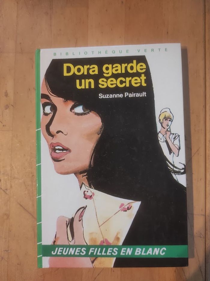 Dora garde un secret Suzanne Pairault Bibliothèque Verte cartonnée 1983 - photo numéro 1