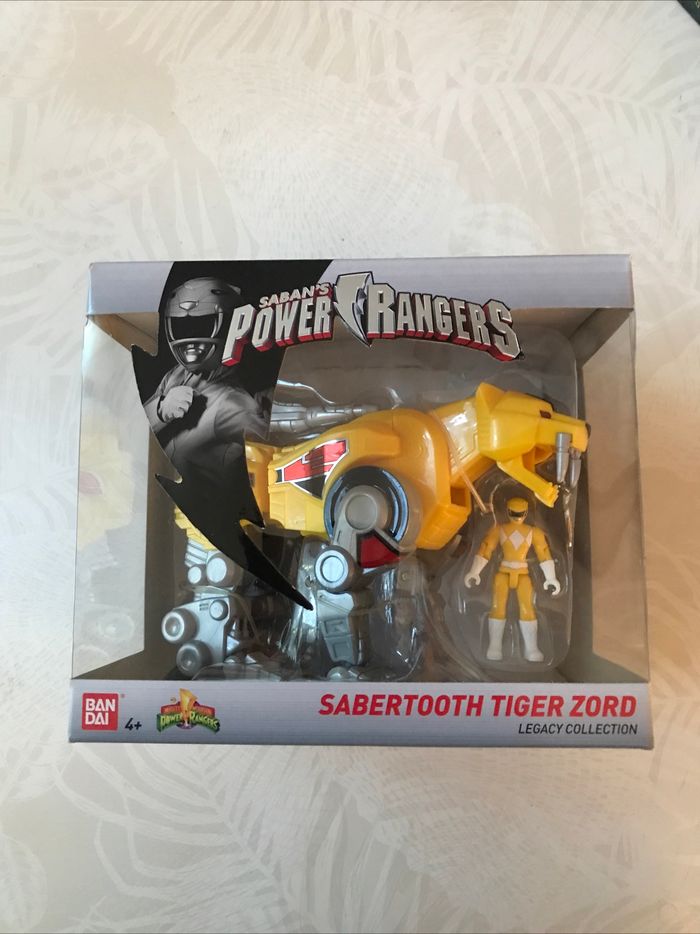 Power Rangers Legacy Mighty Morphin Sabertooth Tiger Zord with Figure