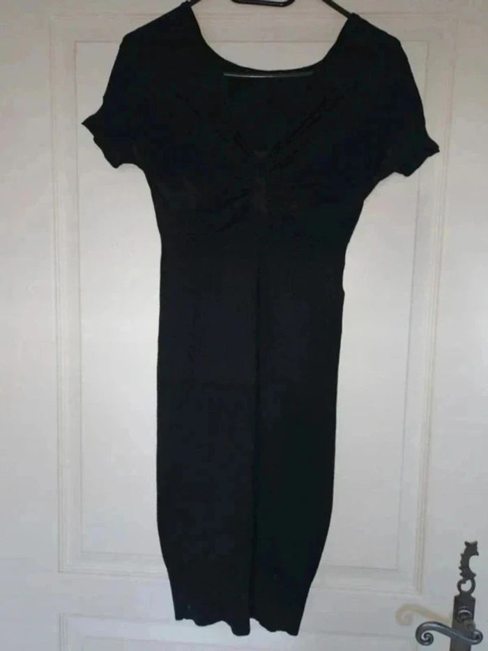 Jolie robe noire à manches courtes