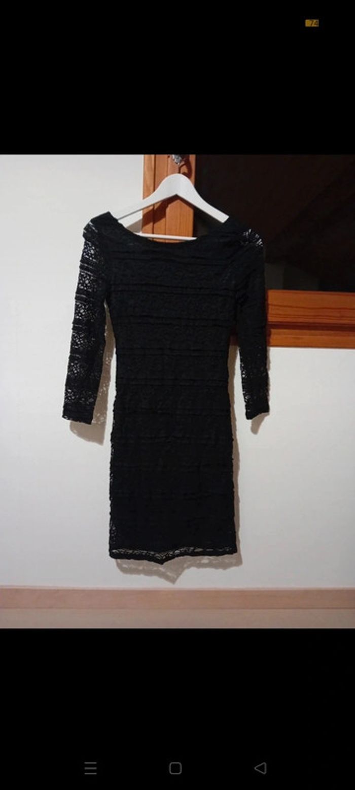 Robe noire moulante en dentelle avec manches ajourées - photo numéro 2
