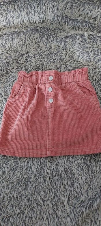 Lot de jupes et un short