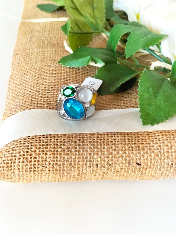Bague argentée originale en acier inoxydable colorée avec pierres neuve